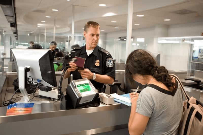 Visa H-1B : une taxe de 100 000 dollars a fait chuter les demandes de 87% aux États-Unis