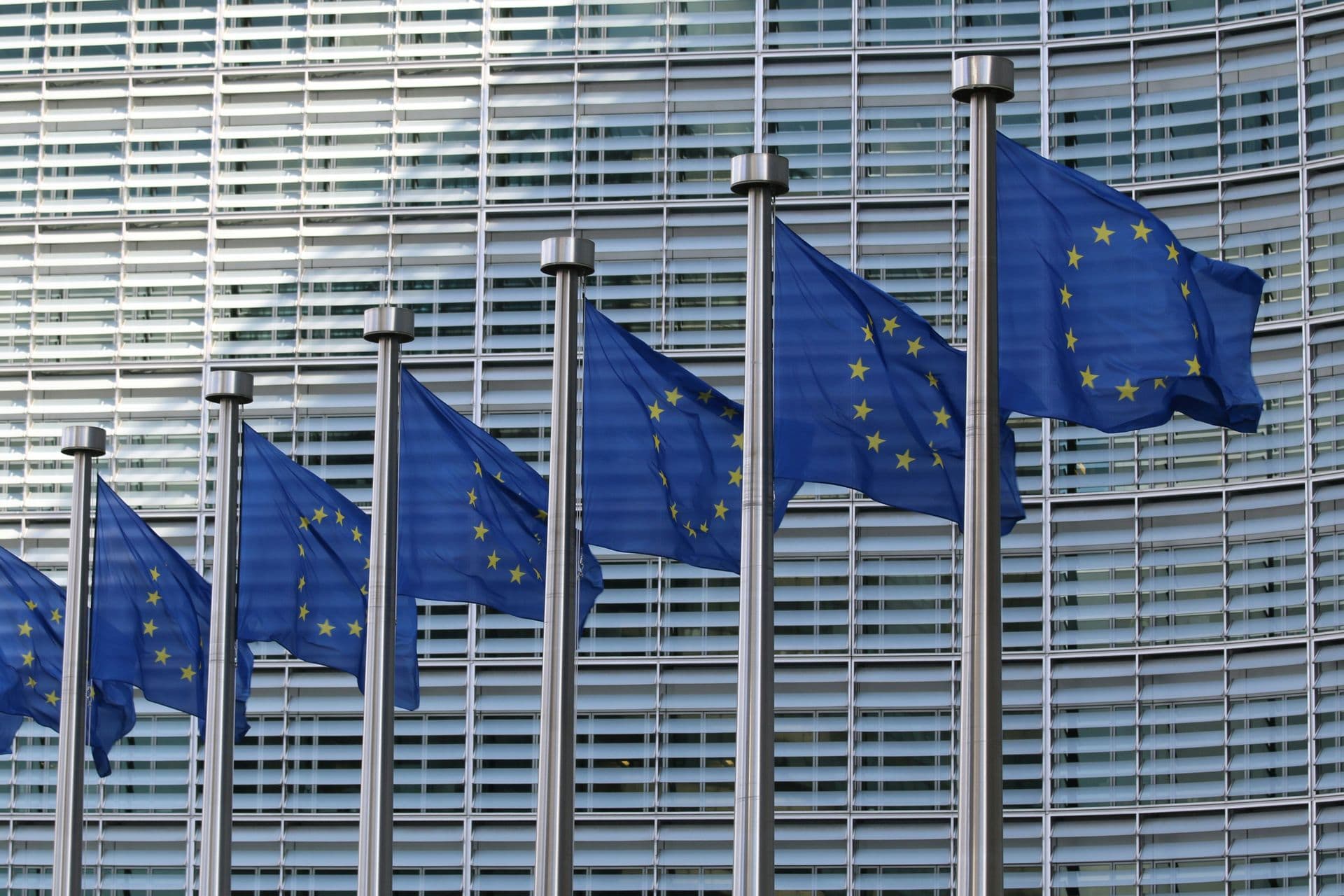 Taxe sur les superprofits des energeticiens : l'UE examine une mesure coordonnee face a des prix du carburant en hausse de 24 a 38% sur un an